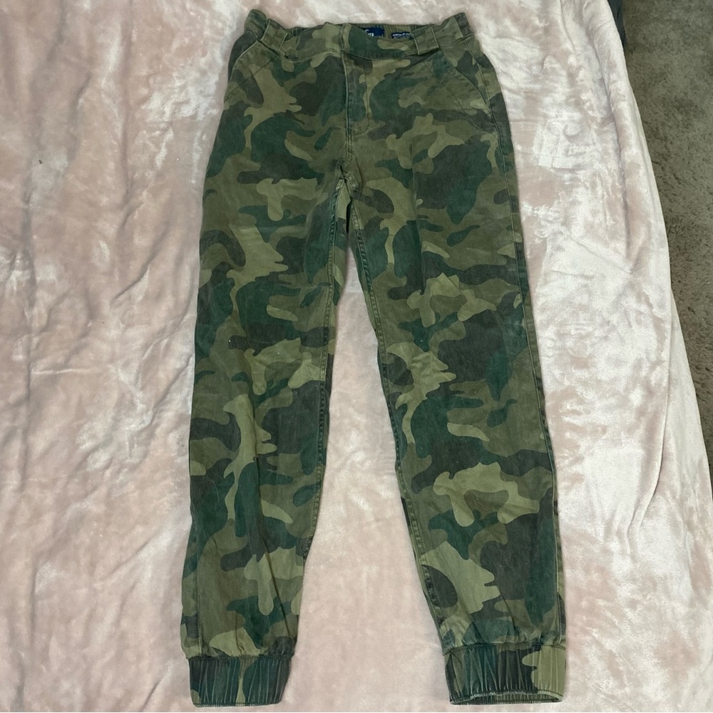 Camo high rise Hollister jogger/cargo pants
